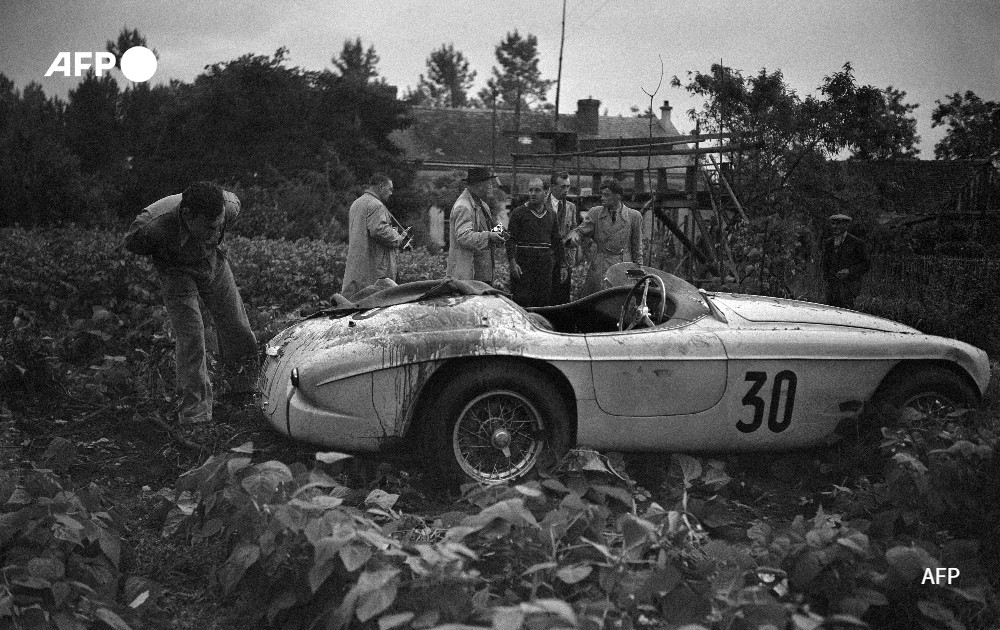 People and photographers examine the Ferrari 212 Export C n°30 of Jean Larivière after his fatal accident, 1951