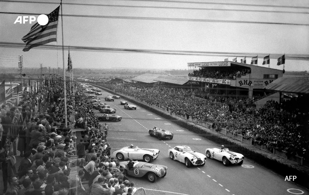 Race cars take the start of the 20th edition of the 24 hours of Le Mans, 1952