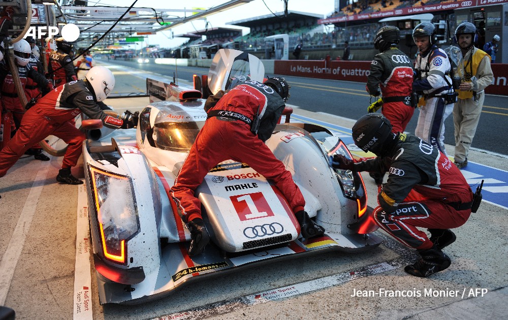 Mechanics the Audi R18 e-tron quattro N°1 driven by France's Benoit Treluyer, the Le Mans 24 Hours endurance race, 2013