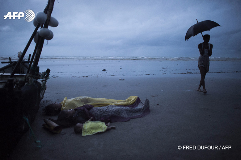 28 septembre 2017 – Bangladesh - Les corps de réfugiés Rohingyas reposent sur le rivage de la plage d’Inani près de Cox’s Bazar. AFP PHOTO / FRED DUFOUR