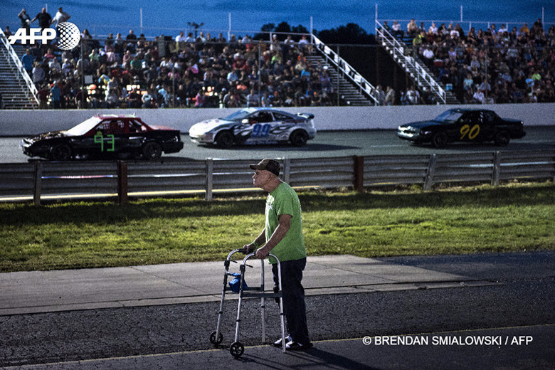 19 mai 2017 – Etats-Unis, Alamance County - Un homme assiste à une course automobile sur le circuit d’Ace Speedway en Caroline du Nord. © BRENDAN SMIALOWSKI / AFP