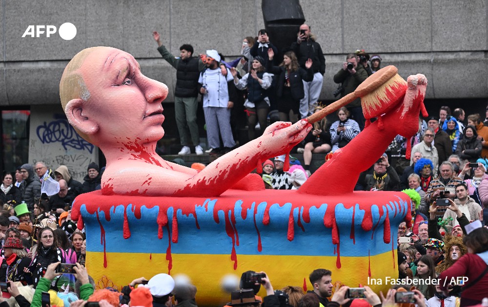 carnival float featuring Putin, Rose Monday street carnival parade