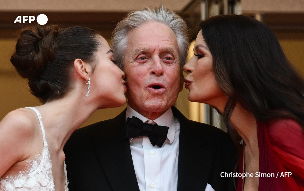 Catherine Zeta-Jones and her daughter Carys kiss Michael Douglas