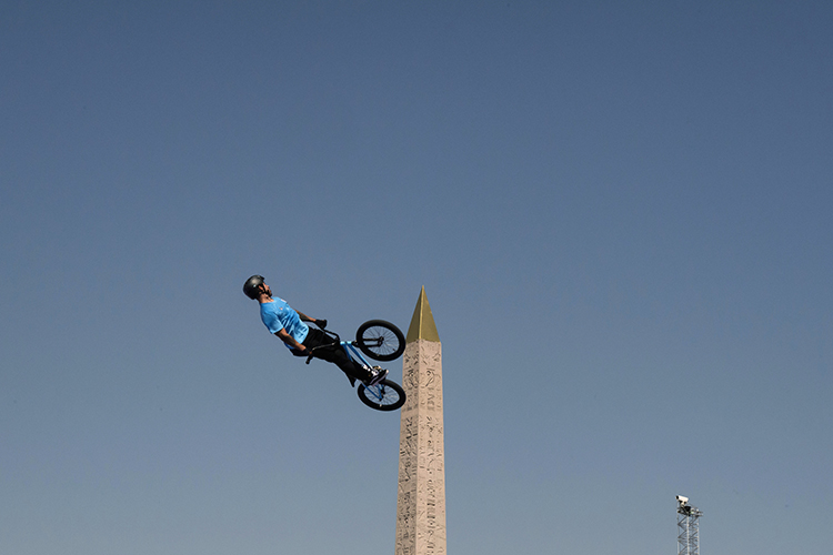 L'Argentin Jose Torres Gil participe à une séance d'entraînement de BMX freestyle pendant les Jeux Olympiques de Paris 2024, à La Concorde à Paris, le 29 juillet 2024.