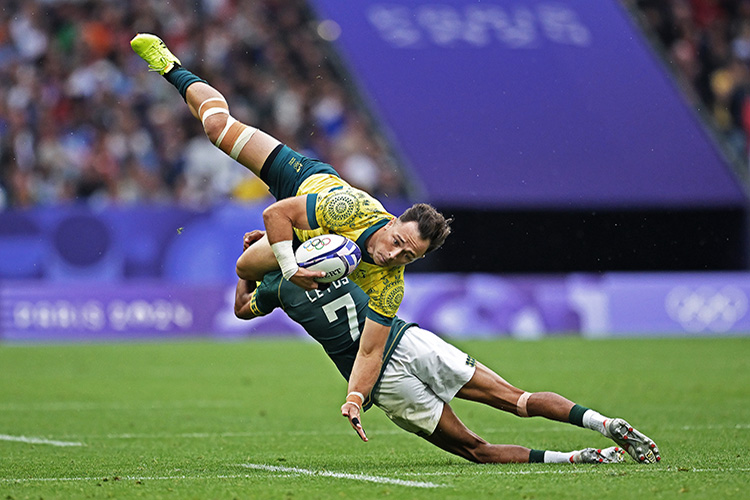 Hayden Sargeant (Australie) est plaqué par Tristan Leyds (Afrique du Sud) lors du match pour la médaille de bronze de rugby à sept masculin entre l'Afrique du Sud et l'Australie aux Jeux Olympiques de Paris 2024, au Stade de France, le 27 juillet 2024. © Carl de Souza / AFP