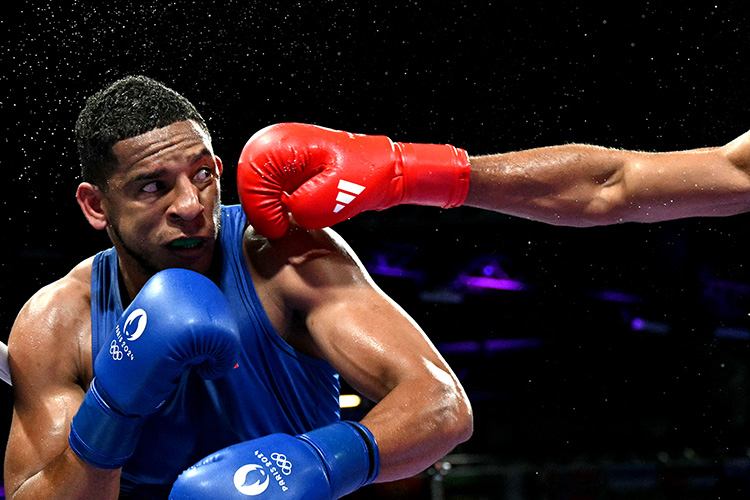 Enmanuel Reyes Pla, originaire d'Espagne, est frappé par Victor Schelstraete, originaire de Belgique, lors du match de quart de finale de boxe pendant les Jeux Olympiques de Paris 2024 à l’Arena Paris Nord, le 1er août 2024. © Mohd Rasfan / AFP