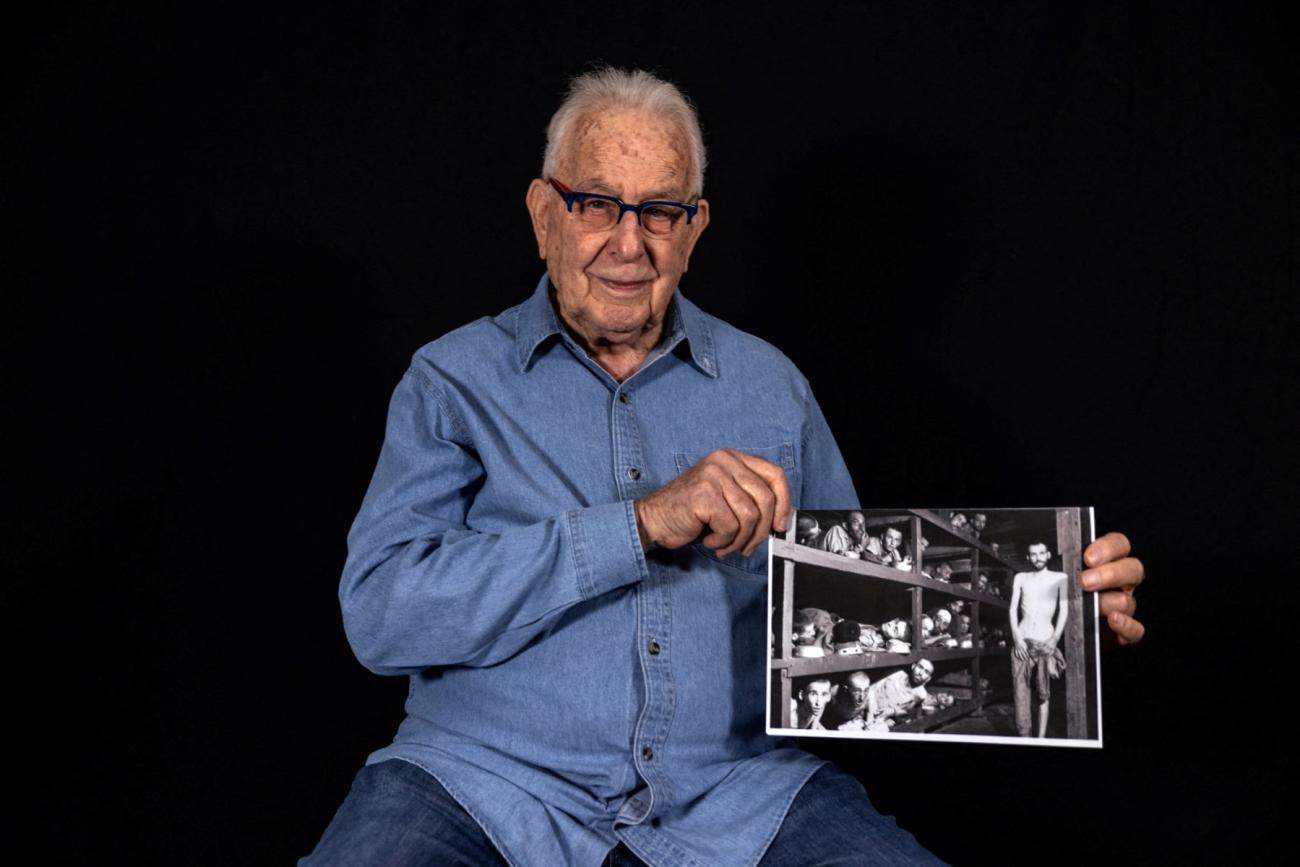 Naftali Fürst, tient entre ses mains une photo d'un camp de concentration.
