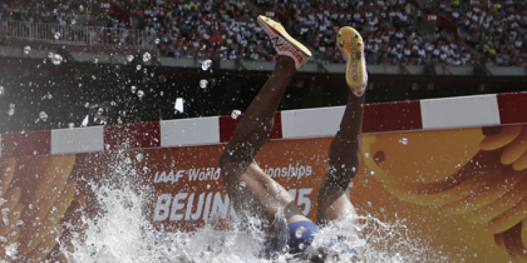 Adrian Dennis recibe el premio Sports Journalists’ Association Awards