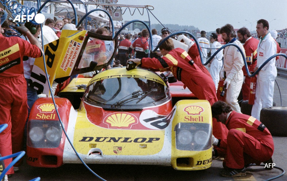 The Porsche 962 C N°18 makes a pit stop for refuelling, 1988