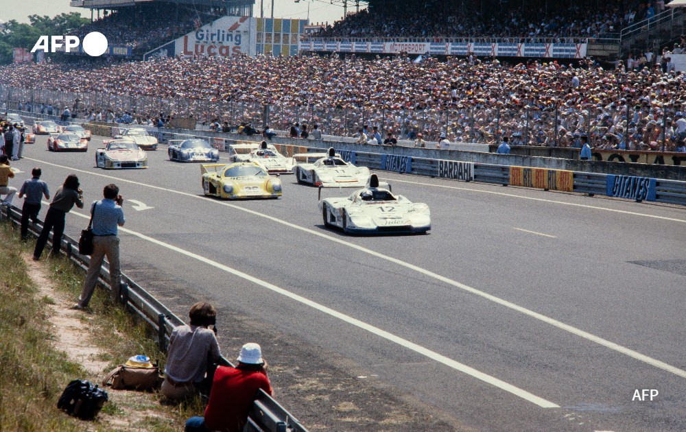 Race cars take the start of the 49th edition of the 24 hours of Le Mans, 1981