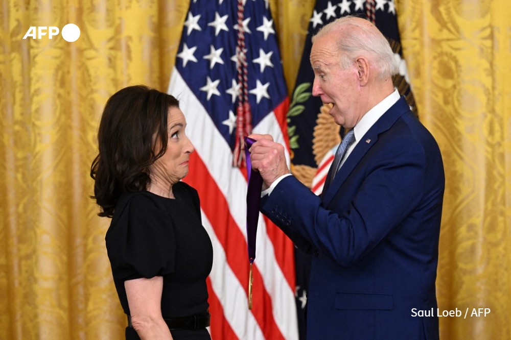 Joe Biden remettant à l'actrice Julia Louis-Dreyfus la médaille nationale des arts 2021 lors d'une cérémonie à la Maison Blanche à Washington